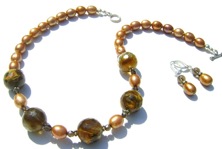 Golden Pearls Necklace